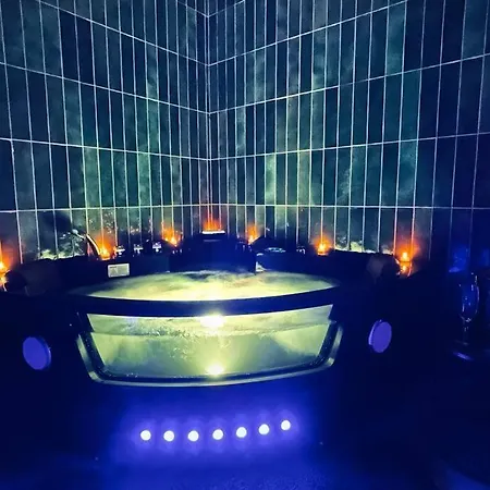 L' Orientale / Jacuzzi / Sauna Apartment *