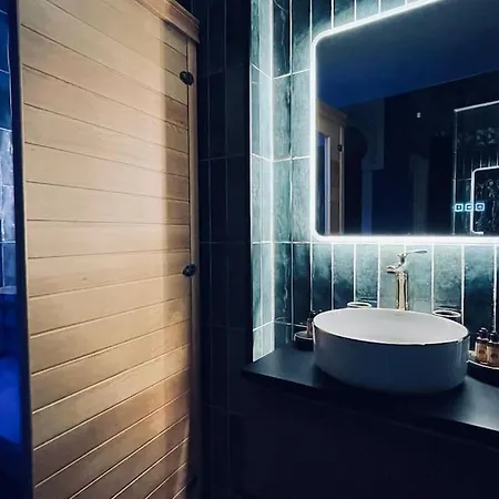 L' Orientale / Jacuzzi / Sauna Apartment Chateau-Landon